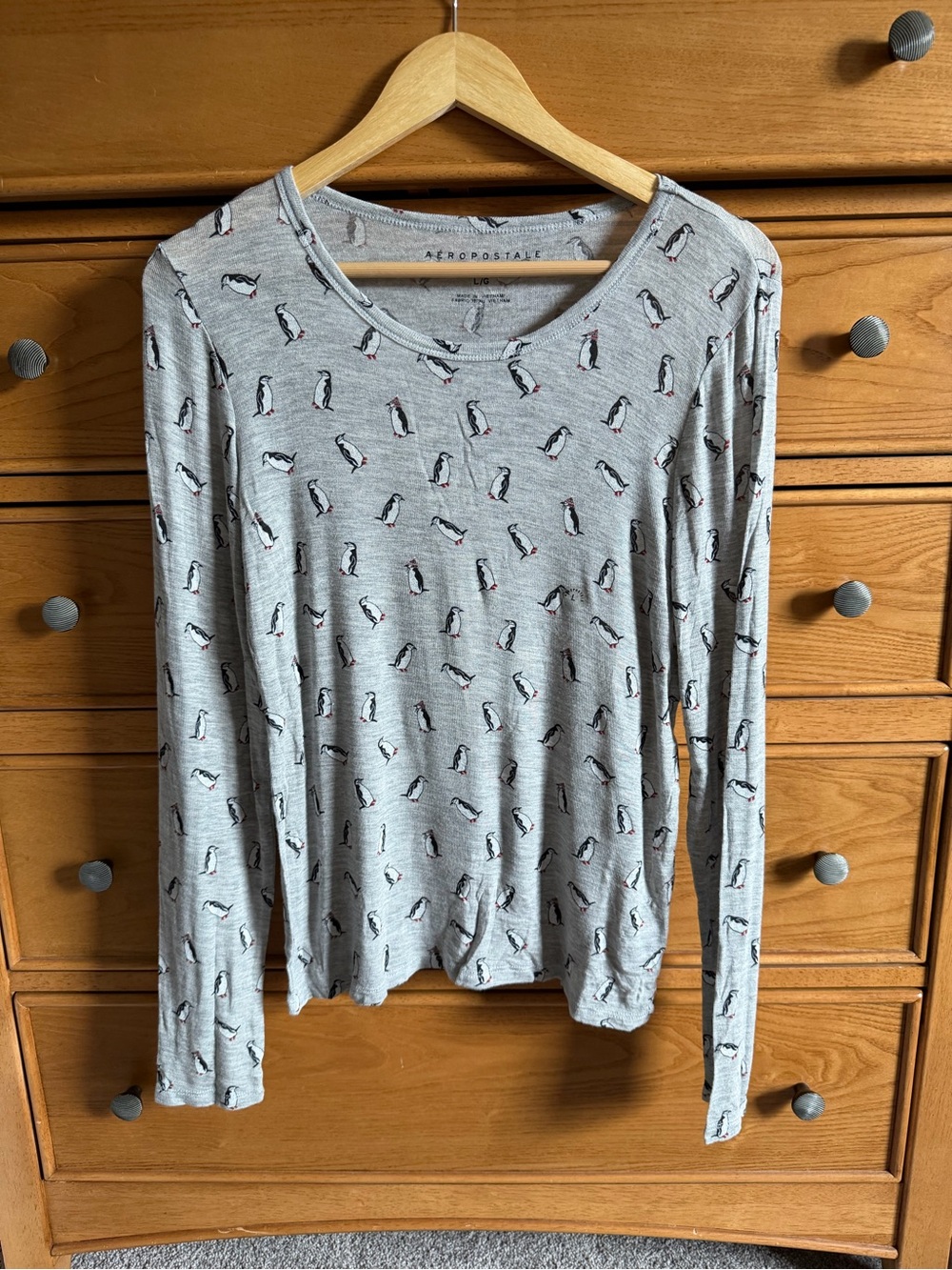 NEW Aeropostale Womens Lightweight Penguin Print Top Size L Holiday Layering